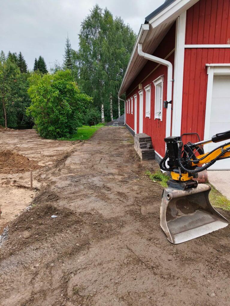 Piha-alueen tasoitus ja soran levitys Piha-alueen tasoitus ja soran levitys